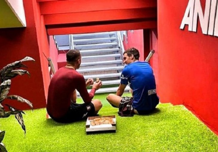 NAVIJAČI GLEDAJU I NE VJERUJU SVOJIM OČIMA! Nakon jedne od najdramatičnijih utakmica Serie A dvojica protivničkih igrača zajedno jela pizzu