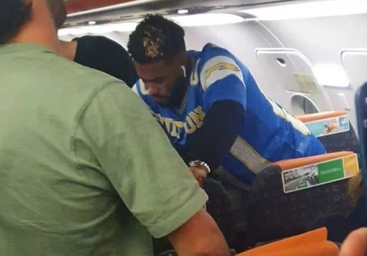 Igra za Chelsea, ali ne boluje od kompleksa: Našao se okružen navijačima u veoma jeftinom letu za njegov standard