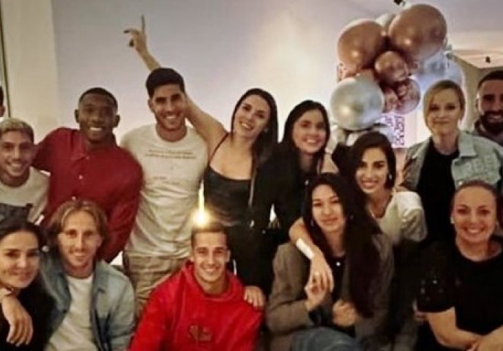 Objavljena fotografija s Realove proslave, ono što MODRIĆ DRŽI U RUCI svakako ne priliči jednom fudbaleru