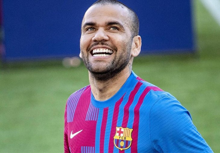 Definitivno NEMA LUĐEG: Dani Alves El Clasico posmatrao među navijačima Reala