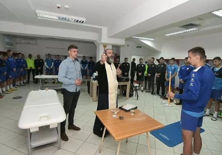 Novi fazon u fudbalu: Klub iz regije pred derbi doveo sveštenika u svlačionicu