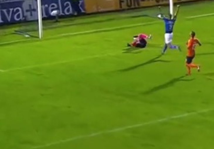 ONO KADA GOLMAN ZABIJE Ispucavao je loptu iz svog šesnaesterca i postigao FANTASTIČAN POGODAK /VIDEO/