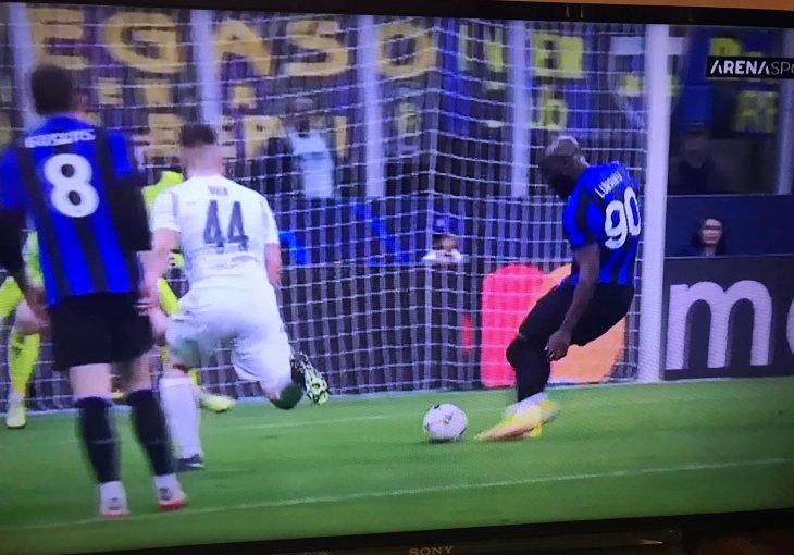 E SAD JE MEAZZA ERUPTIRALA! Lukaku je ušao u 83. minuti i vrlo brzo majstorski pogodio