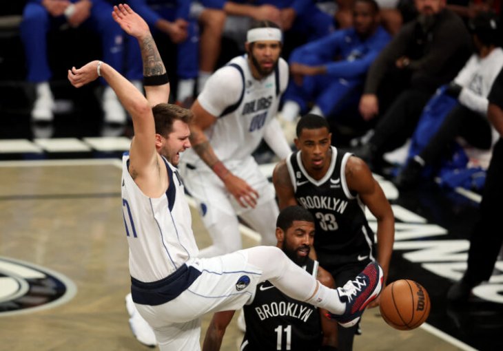 SKANDAL U BROOKLYNU - PREKINUT MEČ: Dončića gađali čašama, napadač bježao (VIDEO)