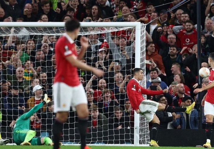Ronaldo bijesan ispucao loptu preko krova Old Trafforda, A ONDA VRISNUO NA SUDIJU: Evo šta mu je rekao (VIDEO)