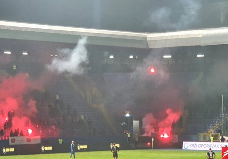 HAOS NA GRBAVICI! Lešinari zasuti bakljama s istočne i sjeverne tribine: U pratnji policije napustili stadion