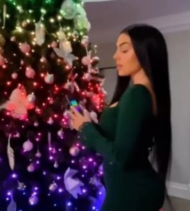 KOMENTARI SAMO SIPAJU! Georgina pokazala kako je ukrasila božićno drvce, ali svi su samo buljili u njenu prekratku haljinu