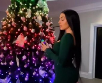 KOMENTARI SAMO SIPAJU! Georgina pokazala kako je ukrasila božićno drvce, ali svi su samo buljili u njenu prekratku haljinu