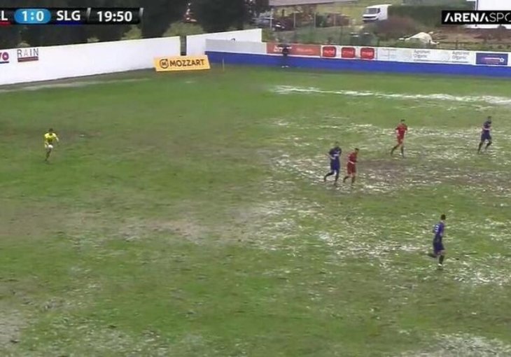  Igrači Veleža i Sloge jedva se kreću po natopljenom terenu u Gabeli