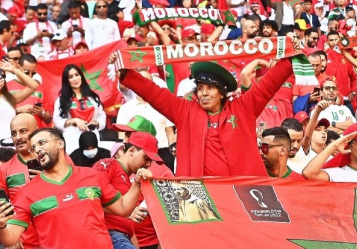 OVAKO BI TREBALI SVI Zanimljiv prizor snimljen na tribini nakon utakmice Maroka i Hrvatske: To su naše vrijednosti