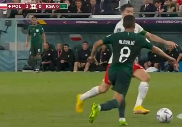 LEWANDOWSKI STAVLJA TAČKU Ukrao je loptu, rutinski pogodio i onda su ga emocije srušile VIDEO