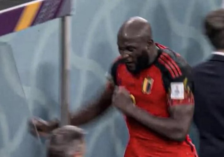 Šta je klupa kriva: Frustrirani Lukaku u naletu bijesa razbio klupu za rezervne igrače, na kraju ga tješio Henry