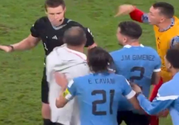 HAOS POSLIJE MEČA - URUGVAJCI HTJELI DA BIJU SUDIJU! Jurili arbitre po terenu, obezbjeđenje HITNO reagovalo! 