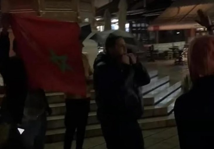 Marokanci u Sarajevu slavili plasman u polufinale SP-a, uz pjesmu dijelili tortu prolaznicima