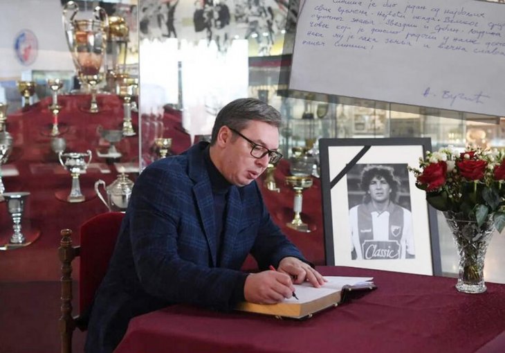 PREDSJEDNIK VUČIĆ SE UPISAO U KNJIGU ŽALOSTI NA STADIONU RAJKO MITIĆ: Njegove riječi upućene Siniši odjekivat će dugo