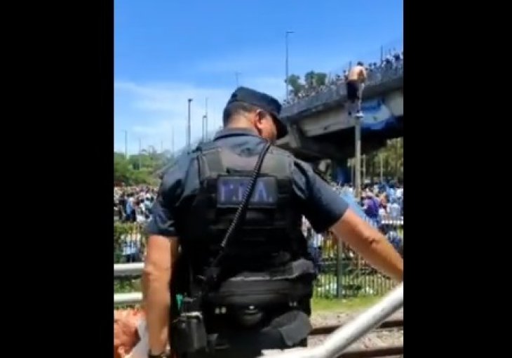 LUDILO U ARGENTINI NE STAJE - ZBOG MESIJA PAO SA MOSTA! Završio na nosilima, ali NASTAVIO DA SLAVI! (VIDEO)