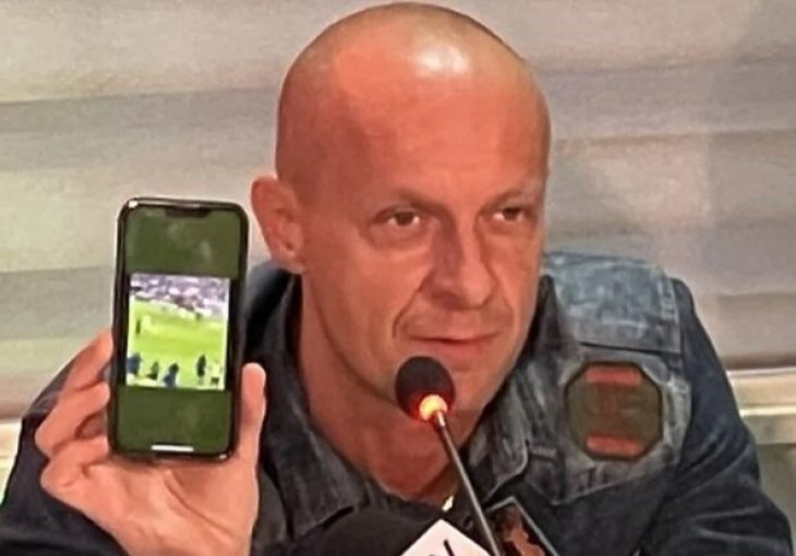 Sudija finala SP-a izvadio mobitel i 