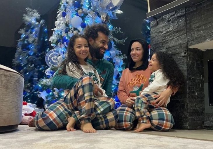 Salah čestitao Božić uz porodičnu fotografiju s jelkom, ponovo je izazvao brojne reakcije