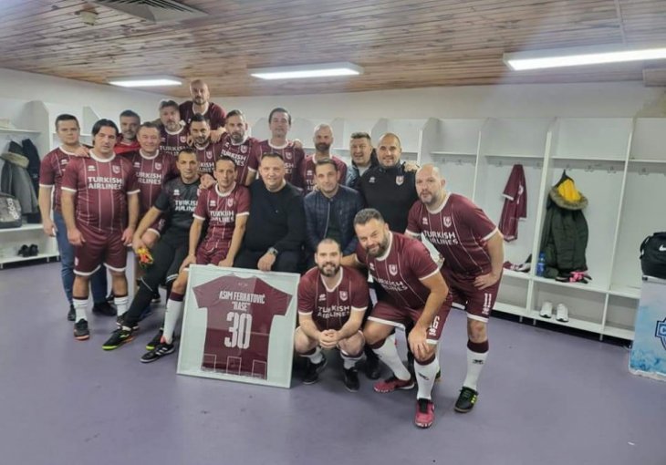 Mirza Varešanović i Amar Ferhatović uručili Hasetov dres FK Vratnik