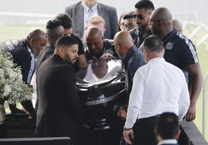 Kovčeg stigao na stadion: Navijači odaju posljednju počast Peleu