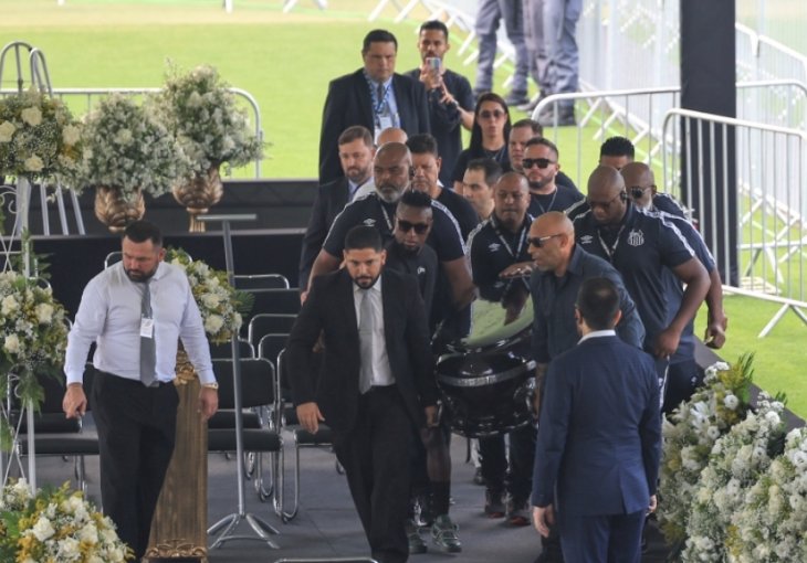 POSLJEDNJI ISPRAĆAJ LEGENDARNOG FUDBALERA: Kovčeg s tijelom Pelea donesen na stadion 