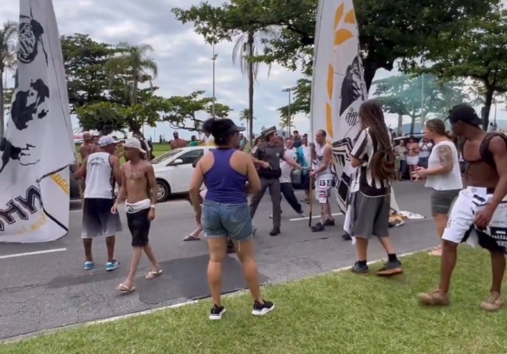NAVIJAČI SE TUKLI NA PELEOVOJ SAHRANI: Haos na ulicama u Brazilu, intervenisala policija - pogledajte! (VIDEO)