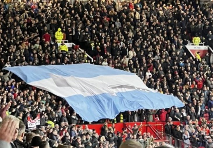 Navijači Manchester Uniteda podigli su zastavu Argentine i nož na njoj, poruka je više nego jasna