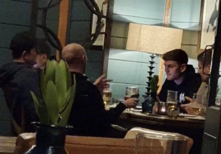 NAVIJAČI UNITEDA ĆE BITI PRESRETNI: Harry Maguire i njegov agent uslikani u restoranu u sklopu stadiona, sprema se potpis ugovora