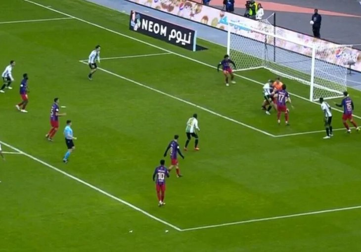 JAOOOO KAKVA GOLČINAAAAA: Fudbaler Betisa je protiv Barcelone postigao gol karijere koji će se dugo vrtiti na TV špicama