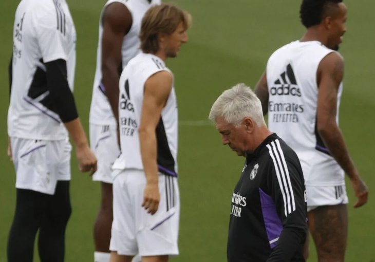 SVI GLEDAJU U NEVJERICI, JE LI MOGUĆE: Ancelotti dva puta ponizio istog igrača, ni ljudima u klubu nije jasno šta se dešava