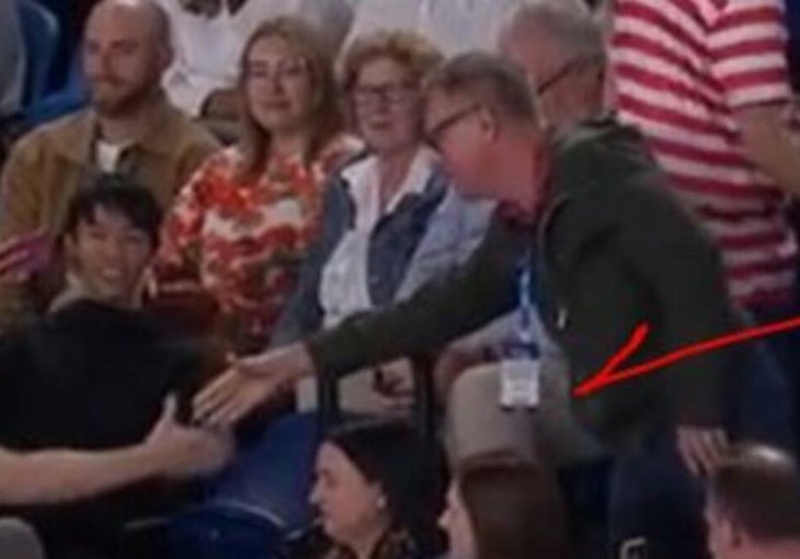 DA LI SU OVO UNAJMLJENI HULIGANI?! Novakovi navijači objavili ŠOKANTNU fotku, CIJELI SVIJET se pita ko je čovjek s akreditacijom?! (FOTO)