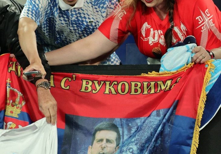 Novak se potpisao na srpsku zastavu na kojoj je njegova slika s vukom, ali i težak blam na ćirilici