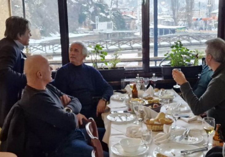  Vahid Halilhodžić u kafani okupio prijatelje, zapjevao i kitio harmonikaše, pogledajte kako je završilo… (VIDEO)