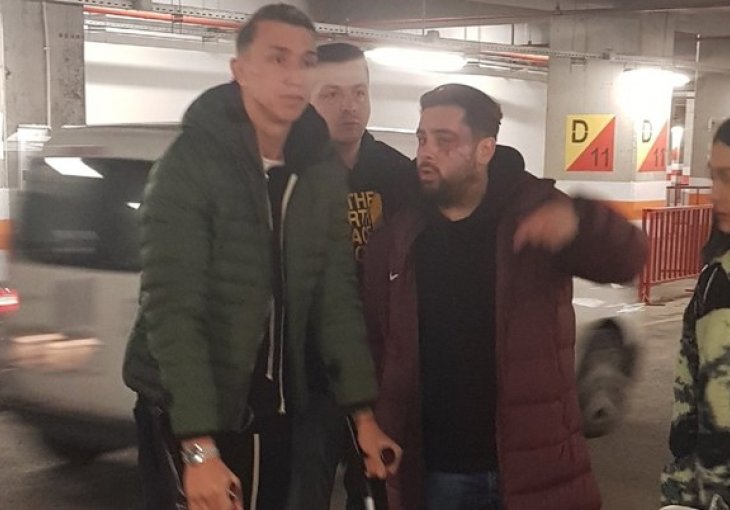 Ovo je golman Galatasaraya na štakama. Pomaže s paketima pomoći nakon potresa
