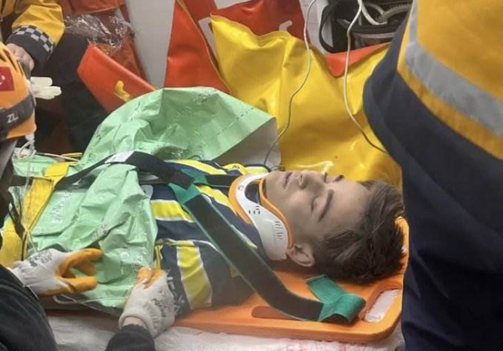 ČUDO U TURSKOJ - NAVIJAČA IZVUKLI ISPOD RUŠEVINA POSLIJE 5 DANA: Zaspao u dresu voljenog kluba, pa strepio 119 sati! FOTO