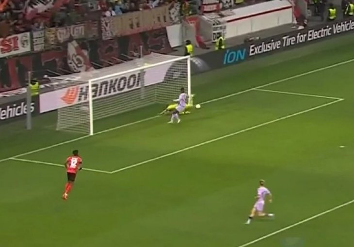 PA ŠTA URADI GOLMANE Hradecky postigao najgluplji autogol u historiji fudbala 