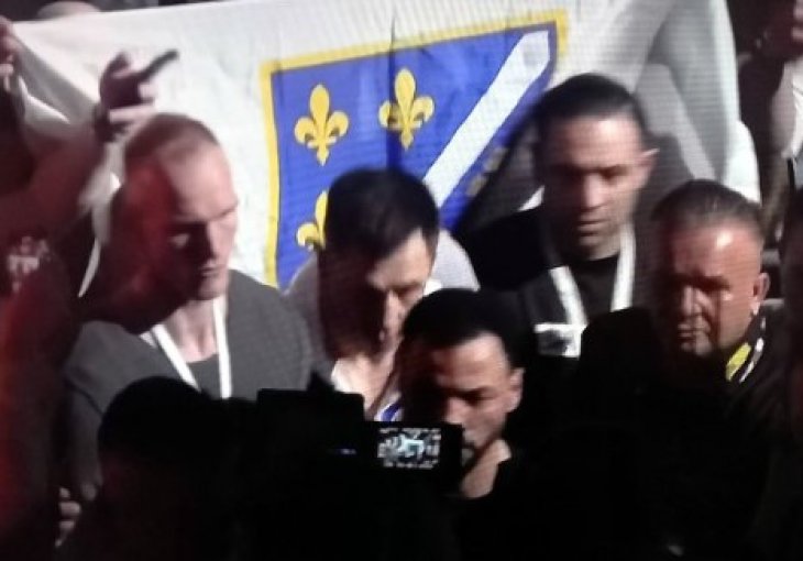 Adnan Ćatić ušao u ring s ljiljanima i uz pjesmu Dine Merlina! VIDEO