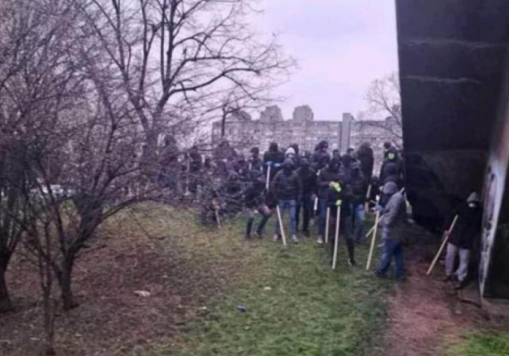 (FOTO) Horor scene u Beogradu: Huligani napravili sačekušu u centru grada pred početak utakmice!