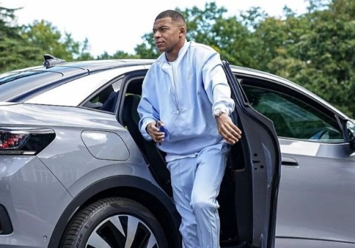 ČUDAN JE Mbappe kupio moćnog Ferrarija iako nema vozačku i ne vozi, odbio ponudu PSG-a da mu plate časove