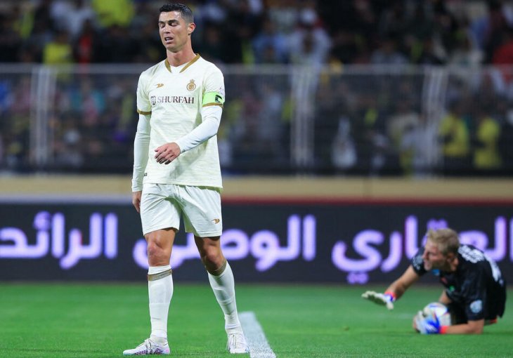 RONALDO SKORO NOKAUTIRAO NAVIJAČICU: Od siline udarca nesretnoj djevojci odletjela papuča VIDEO