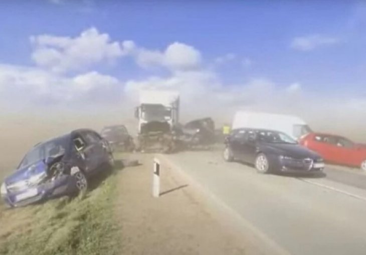 U pješčanoj oluji 14 slupanih vozila, nogometaši  spriječili tragediju