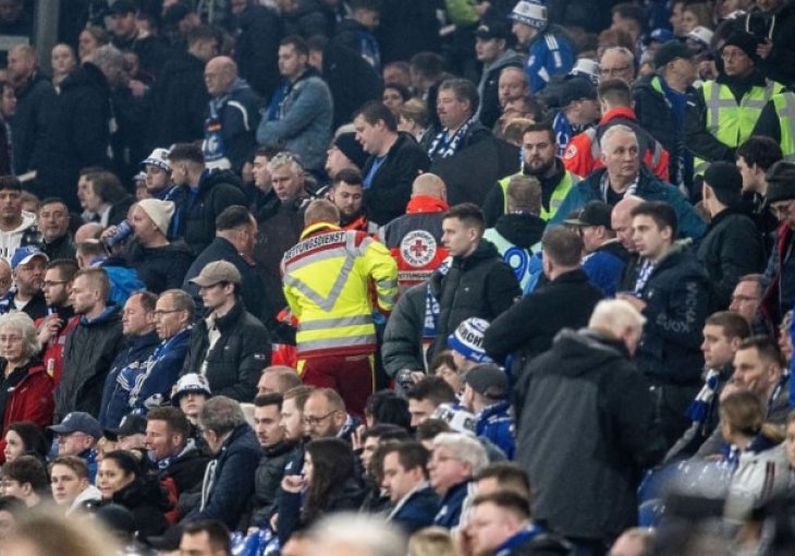 TUŽNA VIJEST SA STADIONA Smrtni slučaj tokom utakmice Bundeslige, navijač se srušio na tribini