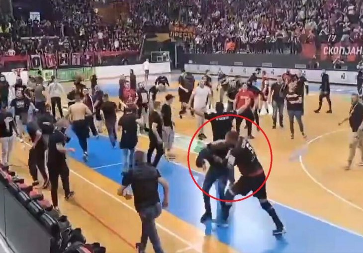 RUKOMETAŠ OD 110 KG BRUTALNO PREBIO NAVIJAČA SVOG TIMA: Pogledajte kako GRDOSIJA baca huligana po terenu i udara ga u glavu VIDEO