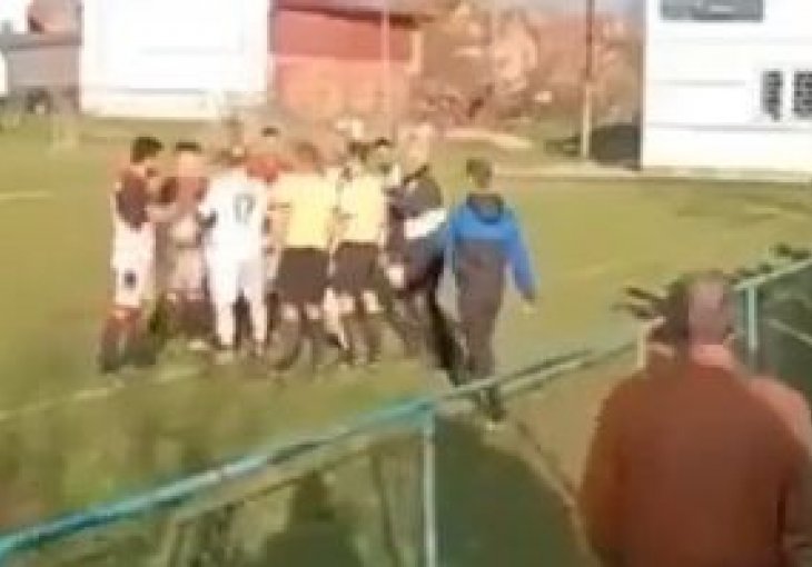 TOKOM RASPRAVE SA SUDIJOM: Navijač u Srbiji na teren upao sa satarom