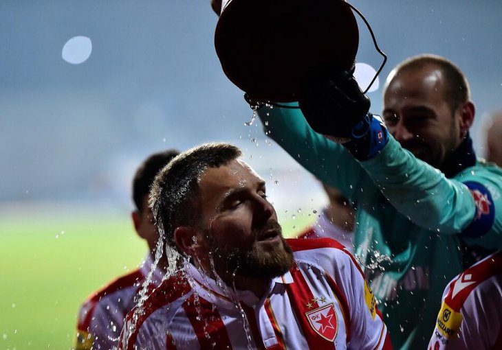 KOFOM VODE NA GLAVU SLAVLJENIKA: Kako je Milan Borjan zalio Aleksandra Kataija poslije trijumfa Zvezde u Subotici!