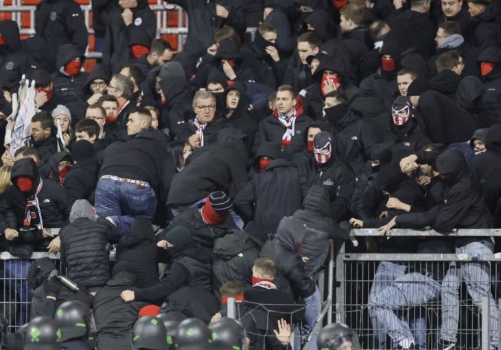 Haos na utakmici Kupa Njemačke: Navijači umalo srušili tribinu pa se međusobno tukli!