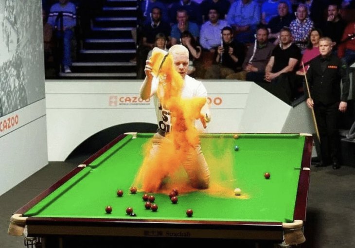 ŠOKANTNE SCENE NA SP-u U SNOOKERU: Gledatelj se popeo na stol, prosuo žuti prah i prekinuo meč!