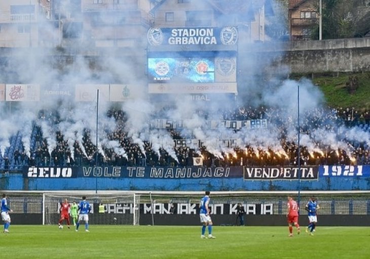 Manijaci bakljadom obilježili osmu godišnjicu ubistva Mirze Raščića, Red Army stigao sa zakašnjenjem