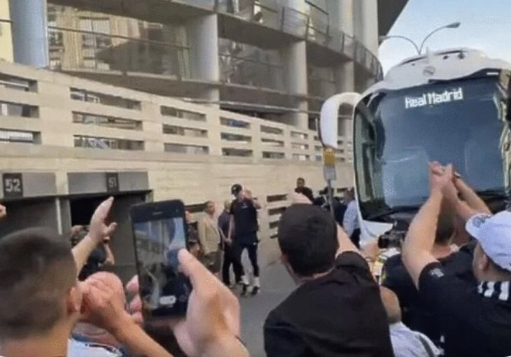 Navijači Partizana izviždali Musu dok je izlazio iz autobusa, Hezonju ispratili aplauzom!