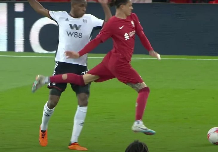 ENGLEZI BRUJE O SKANDALU ZA POBJEDU LIVERPOOLA: Sudija dosudio penal i tvrdio da ga nije bilo!